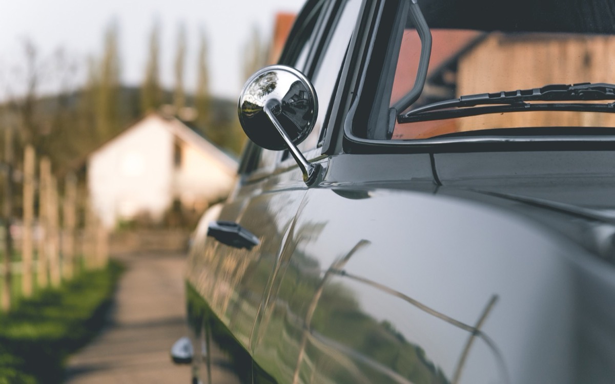 Chrom-Aussenspiegel und Seitenlinie eines gepflegten Oldtimers